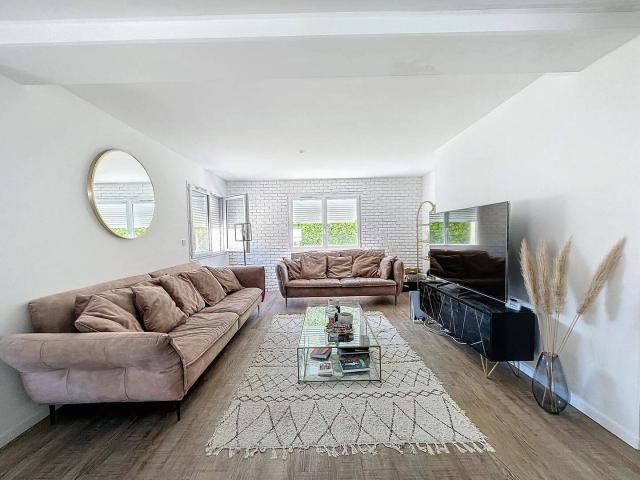 AUCAMVILLE, maison meublée T5 de 165m² avec jardin et piscine