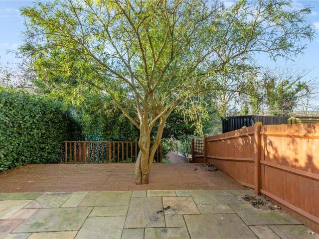 Auckland Hill, West Norwood, London. 2 bed maisonette to rent £2,950 pcm £681 pw