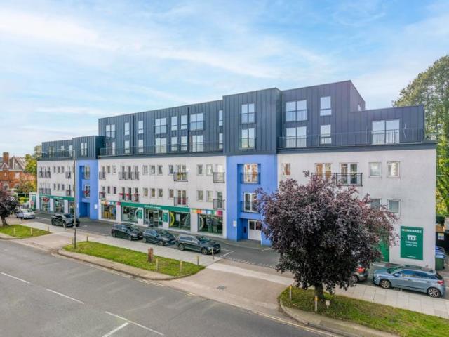 Auckland House, Walton On Thames. KT12, 2 bed flat to rent, £1,525 pcm | PrimeLocation