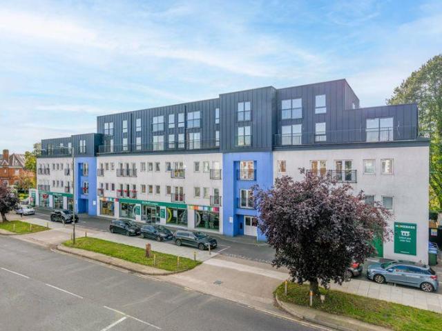 Auckland House, Walton on Thames. 2 bed apartment to rent £1,525 pcm £352 pw