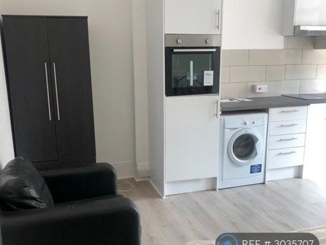 Auckland Road, London, SE19 Studio to rent £900 pcm £208 pw