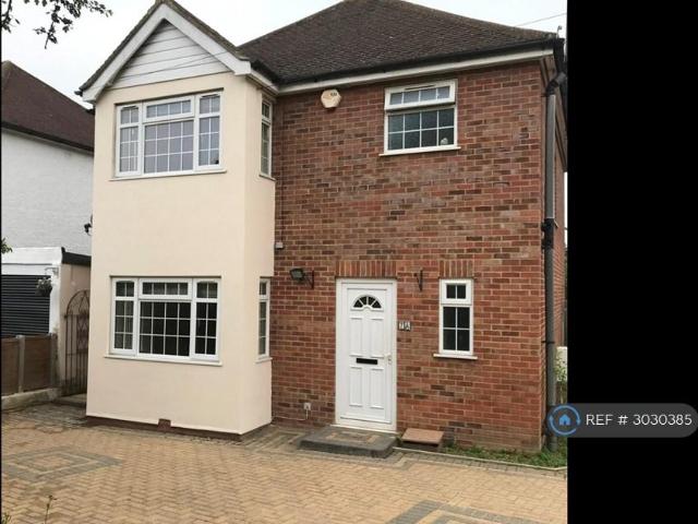 Auckland Road, Potters Bar, EN6 3 bed detached house to rent £2,725 pcm £629 pw