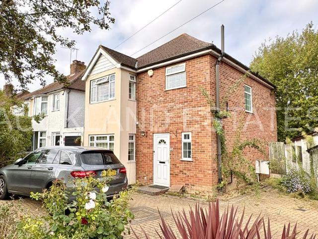 Auckland Road, Potters Bar EN6, 3 bed detached house to rent, £3,000 pcm | PrimeLocation