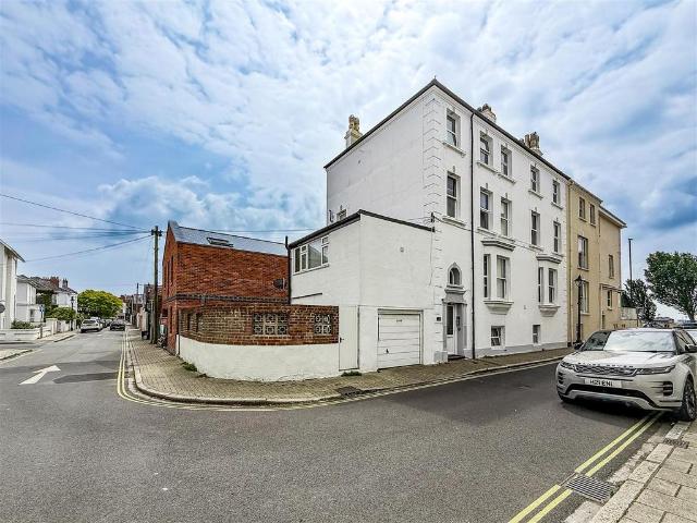 Auckland Road West, Southsea 2 bed apartment to rent £1,200 pcm £277 pw