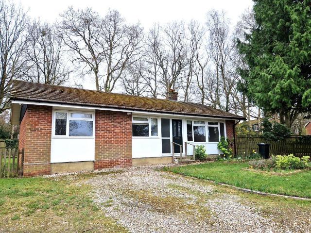 Auclum Lane, Burghfield Common. 3 bed bungalow to rent £1,800 pcm £415 pw