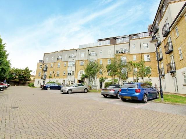 Audley Court, Southend SS1 2 bed apartment to rent £1,325 pcm £306 pw