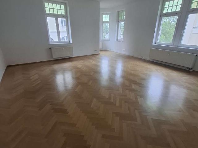 Auerbach: edle 3 Zi. mit Parkett, Stuck, rundem Erker, Balkon, 1. OG
