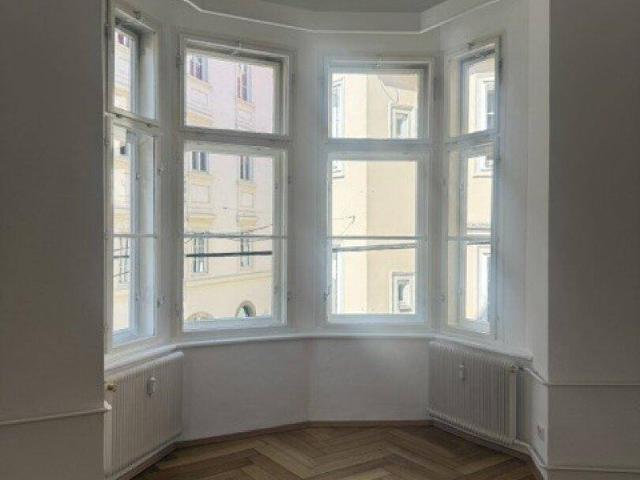 Aufwendig saniert: Großzügige 4 6 Zimmer Wohnung in der Hofgasse Ecke Sporgasse, 175m², 1. Etage ohne Lift, OHNE Küche und Badezimmer, individuelles Wohnkonzept somit möglich