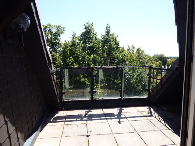 AUF 3 EBENEN MIT TERRASSE BEZUGSFREI AUßERGEWÖHNLICHE WHG. WOHNKÜCHE WANNENBAD+G WC PARKETT REISHOLZ
