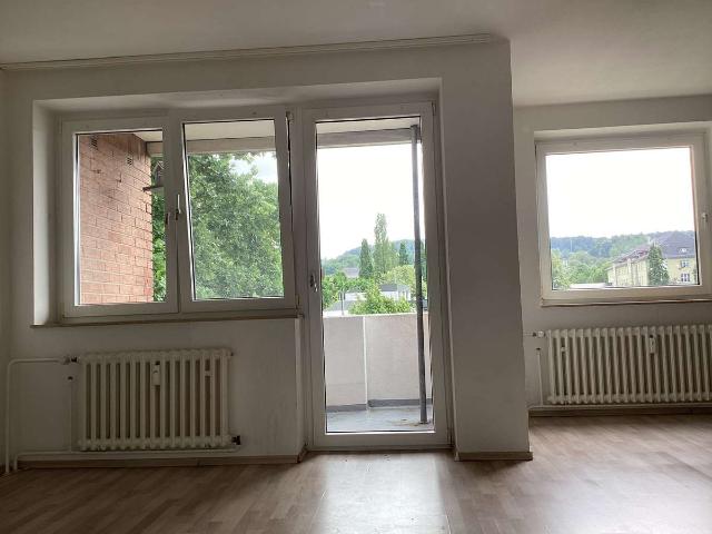 Auf gute Nachbarschaft: weitläufige 4 Zimmer Wohnung WBS