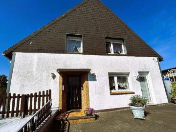 AUF DEM EHRENBERG LÄNDLICHES EINFAMILIENHAUS MIT GARAGE, TERRASSE UND GRÜNFLÄCHE