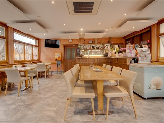 Auf der St. Bernhardstrasse, grosses Restaurant zum Verkauf