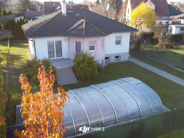 Auf der Suche nach Ihrem Zuhause? Optimal aufgeteiltes Bungalow mit Wohnkeller und inkl. Pool in ausgezeichneter Lage