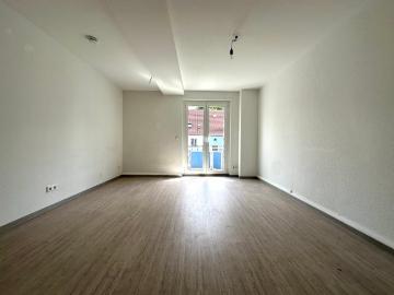 Auf zwei Ebenen: 4 Zimmer Wohnung mit Einbauküche!