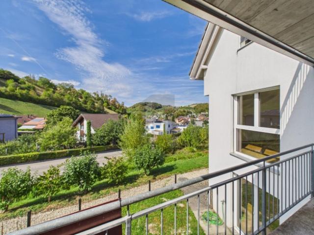AUF ZWEI ETAGEN MIT PARKPLATZ, BALKON & GARTEN