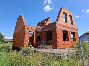Aufgeschlossenes Baugrundstück mit Rohbau und bewilligtem Einreichplan in Röhrabrunn