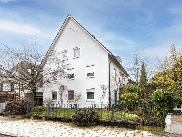 Aufhübschen und Einziehen: Große 3 Zimmer Dachgeschosswohnung mit eigenem Garten und Garage