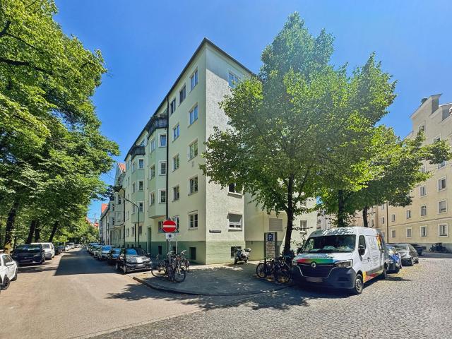Aufhübschen und Einziehen: Schöne 2 Zimmer Wohnung in ruhiger Lage