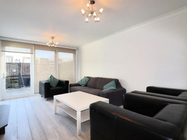 Augustus Close, Brentford TW8, 2 bed flat to rent, £2,350 pcm | PrimeLocation