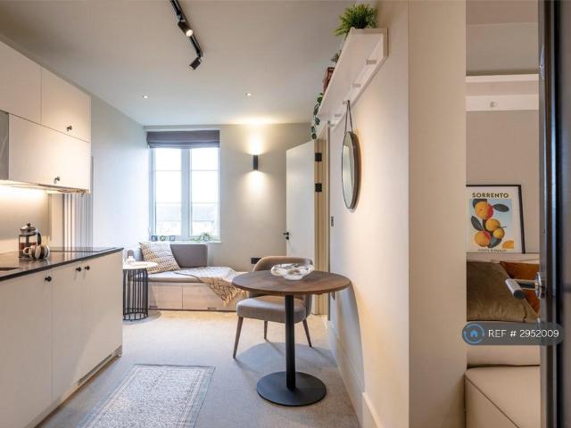 Augustus Road, London, SW19 Studio to rent £1,626 pcm £375 pw