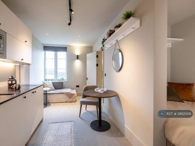 Augustus Road, London, SW19 Studio to rent £1,626 pcm £375 pw