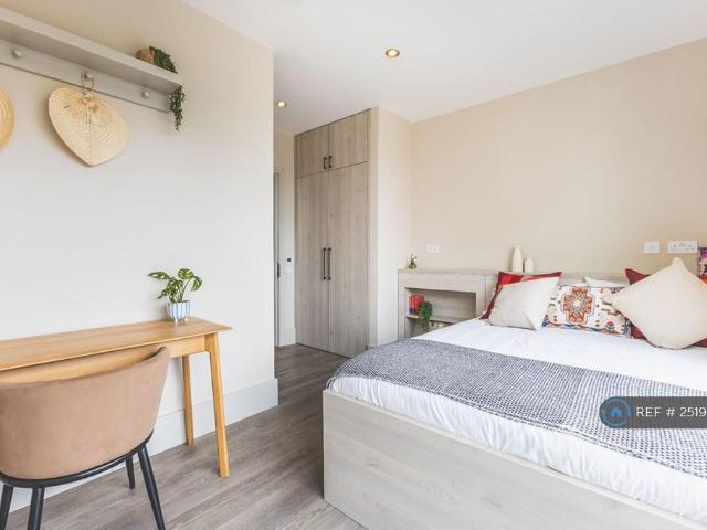 Augustus Road, London, SW19 1 bed in a flat share to rent £1,295 pcm £299 pw