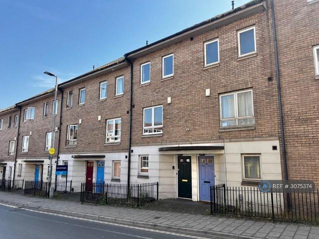 Augusta Court, Exeter, EX1 4 bed terraced house to rent £3,081 pcm £711 pw