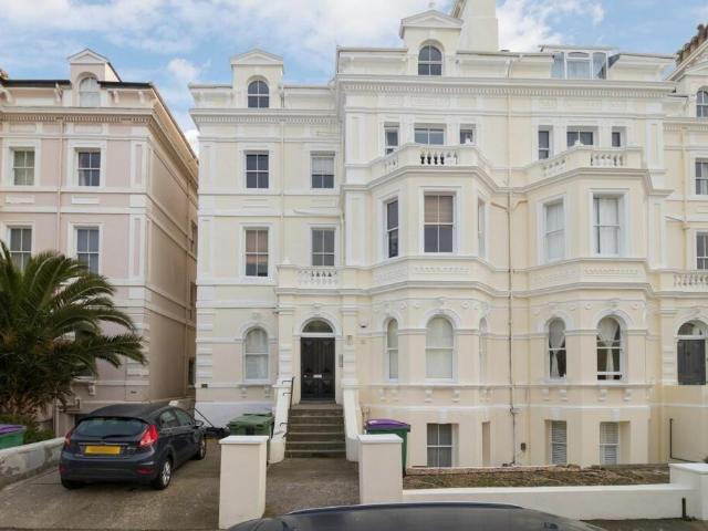 Augusta Gardens, Folkestone, Kent, CT20 2 bed flat to rent £1,100 pcm £254 pw