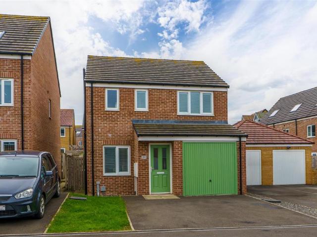 Augusta Park Way, Dinnington 3 bed detached house to rent £1,300 pcm £300 pw