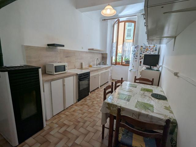 AUPS, charmant appartement situé au premier étage avec remis. 88m² Aups