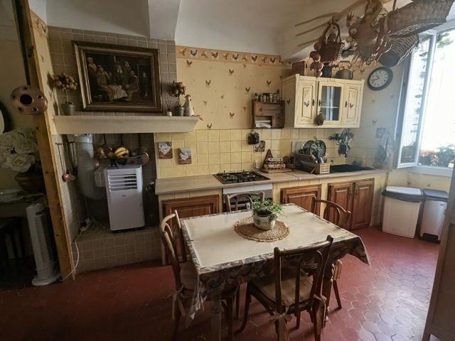 AUPS, charmante maison de village avec atelier. 99m² Aups