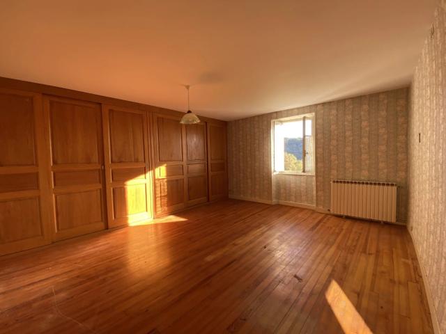 Aurignac, Ferme T6 – Vue imprenable sur les Pyrénées – 3 800. 165m² Aurignac