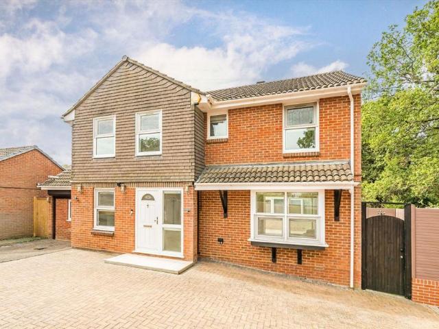 Auriol Close, Worcester Park KT4 4 bed house to rent £3,995 pcm £922 pw