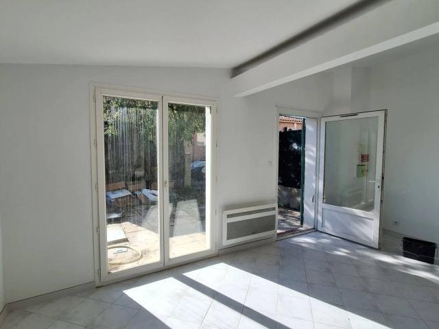 AURIOL Studio en rez de jardin Parking facile