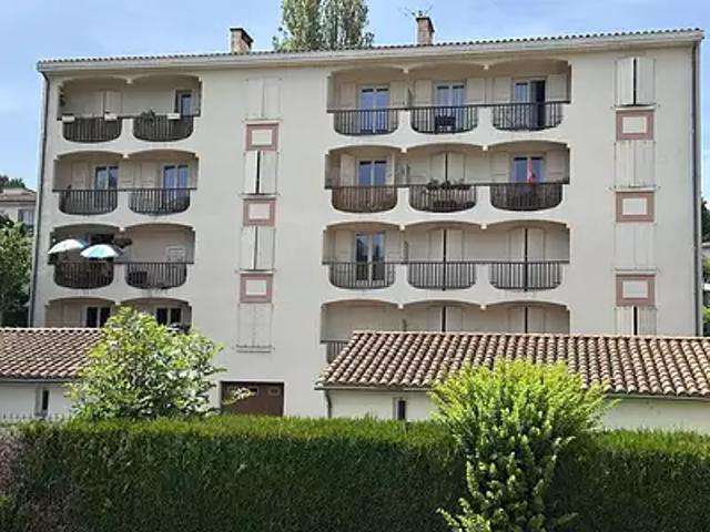 Aurillac 15000 Location appartement 1 pièce t1 au dernier étage parking