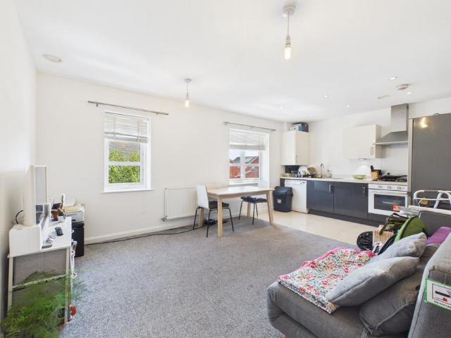 Austen Court, Brickfield Road. 2 bed flat to rent £1,850 pcm £427 pw