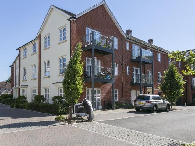 Austen Court, Mitcham CR4, 2 bed flat to rent, £1,900 pcm | PrimeLocation