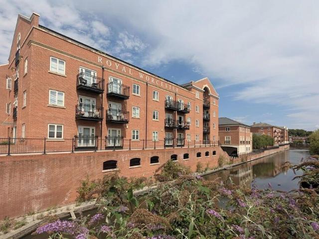 Austin Court Diglis Worcester 2 bed house to rent £1,100 pcm £254 pw
