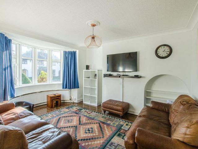 Austin Avenue, Bromley, BR2 3 bed semi detached house to rent £3,500 pcm £808 pw