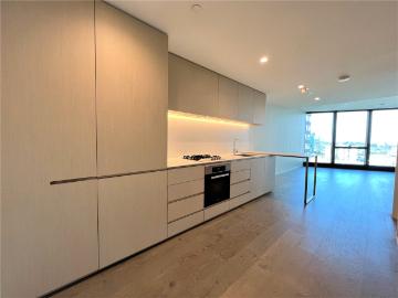 Australia 108: Luxurious Two Bedroom Apartment!