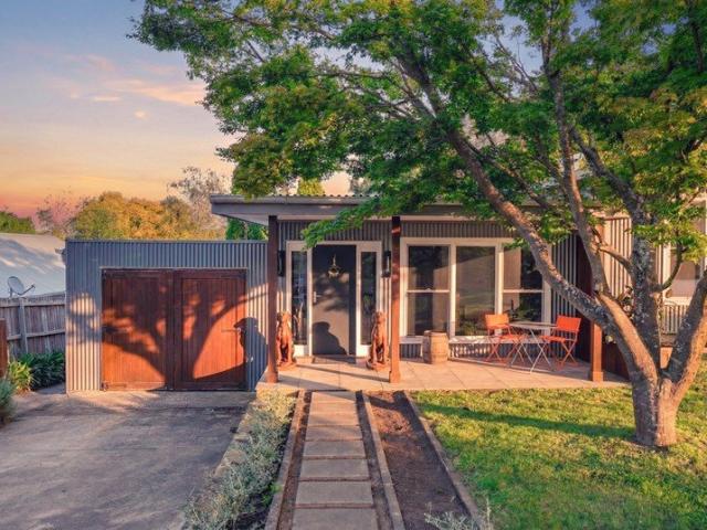 Australian Modernist Inspired Home with Views