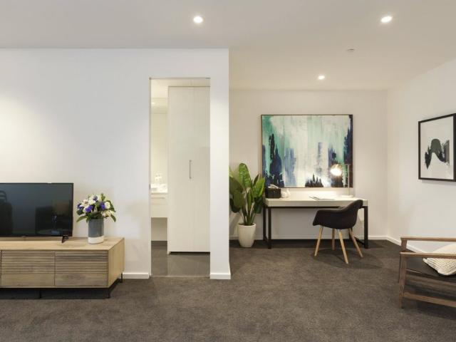 Australis: Unfurnished Stunning One Bedroom Apartment in the Perfect City Location!