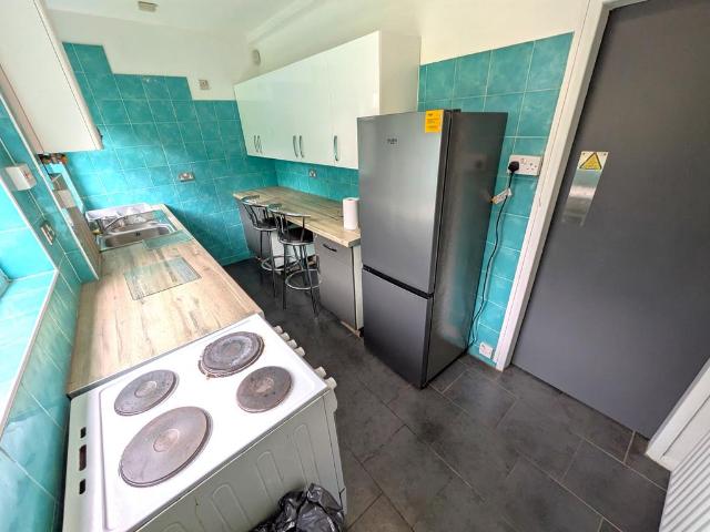 Austrey Avenue, Beeston, Nottingham NG9 3 bed terraced house to rent £1,200 pcm £277 pw