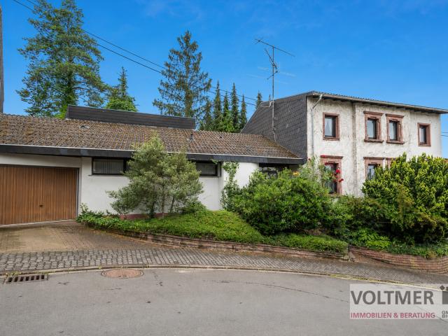 AUSZEIT Einfamilienhaus mit zwei Garagen und großem Grundstück in Püttlingen!
