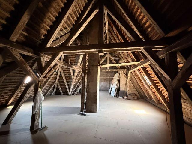 Auszubauendes Dachgeschoss im denkmalgeschützten Altbau – Seltene Gelegenheit mit Entwicklungspotenz