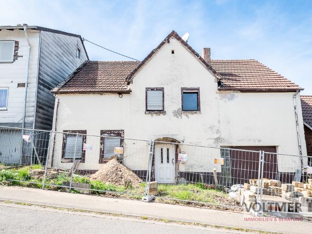 AUS ALT MACH NEU freistehendes Einfamilienhaus mit Garage im Rohbauzustand in Schiffweiler!
