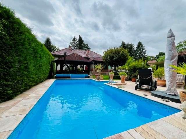Ausgesprochen gepflegtes EFH mit wunderschönem Garten und Pool, sehr guter Zustand, viele Extras.