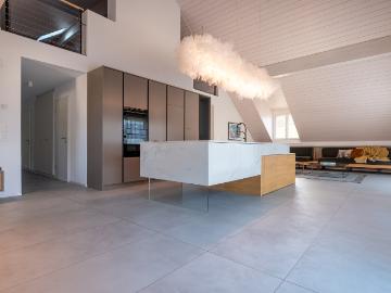 Ausgezeichnetes Penthouse mit 5,5 Zimmern, 172 m2 + 50 m2 Wohnfläche im Dachgeschoss
