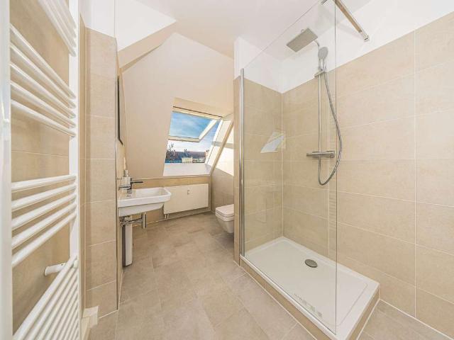 Ausklappbarer Balkon I Bad mit Dusche | neue Einbauküche