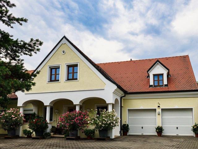 Außergewöhnlich großzügiges Wohnhaus mit Pool in absoluter Best und Ruhelage